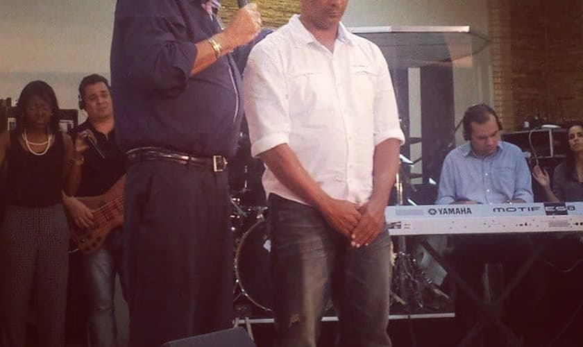 Romário se converte e é presenteado com bíblia, no Rio de Janeiro