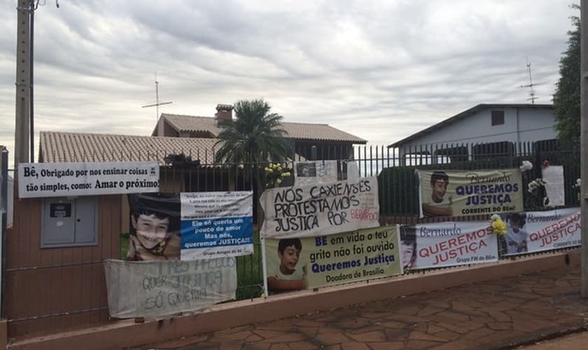 Faixas e cartazes pedindo justiça estão fixadas no portão da casa onde o menino morava com o pai e a madrasta e a irmã em Três Passos, no Noroeste do Rio Grande do Sul