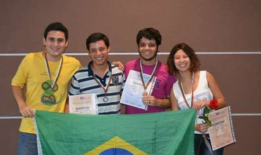 André (de amarelo) com os colegas de equipe da UFMG na 21ª Competição Internacional de Matemática para Estudantes Universitários, na Bulgária