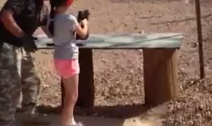 O instrutor Charlie Vacca aparece em um vídeo orientando a menina