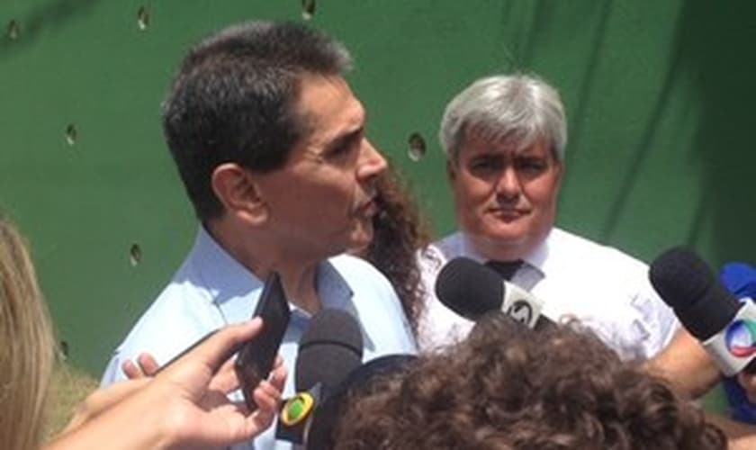 Roberto Jefferson fala com imprensa antes da prisão, em fevereiro