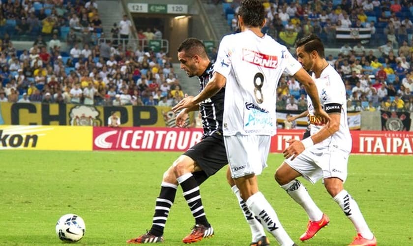 Renato Augusto não conseguiu se livrar da marcação do Bragantino