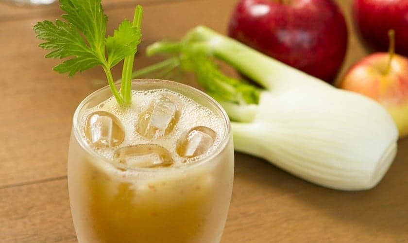 Suco de maçã, salsão e hortelã