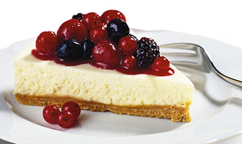 Torta Galak com calda de frutas vermelhas