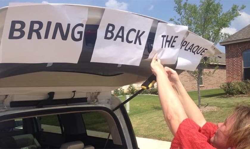 Por exigência de organização ateísta, escolas escondem referências a Deus em suas placas