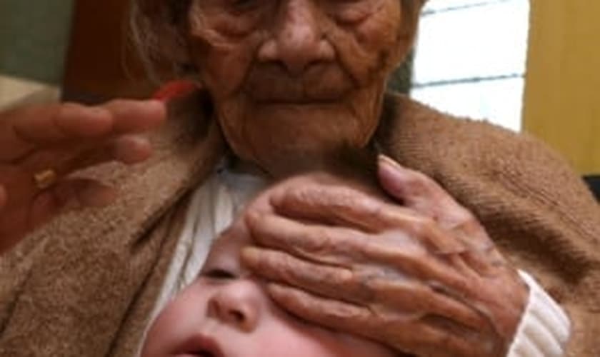 Dona Leandra segura no colo um dos seus 55 tataranetos