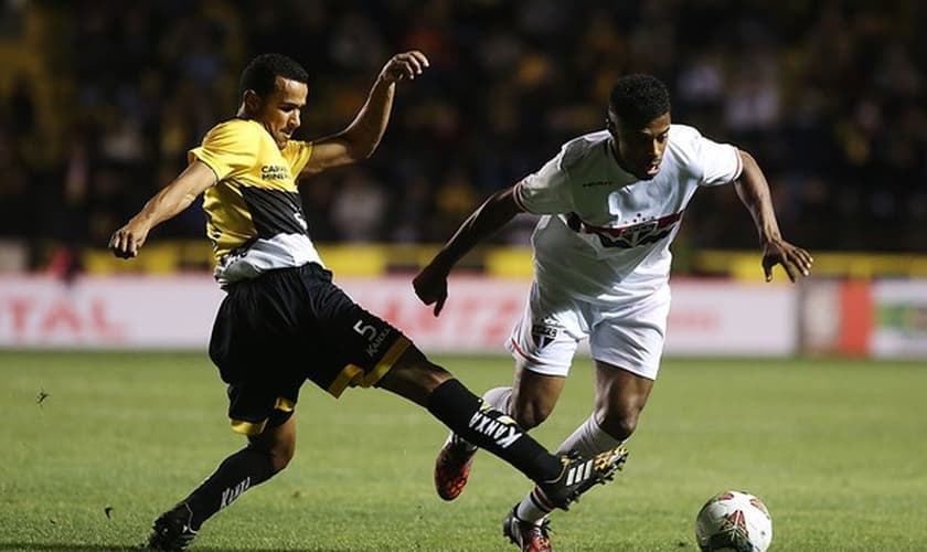 Michel Bastos foi um dos poucos destaques do São Paulo