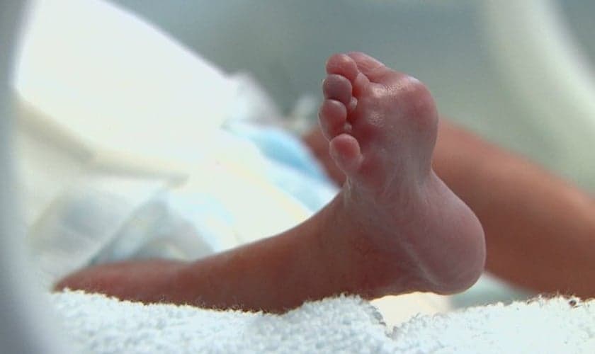 Bebê encontrada em lixeira de hospital pesa cerca de 900 gramas
