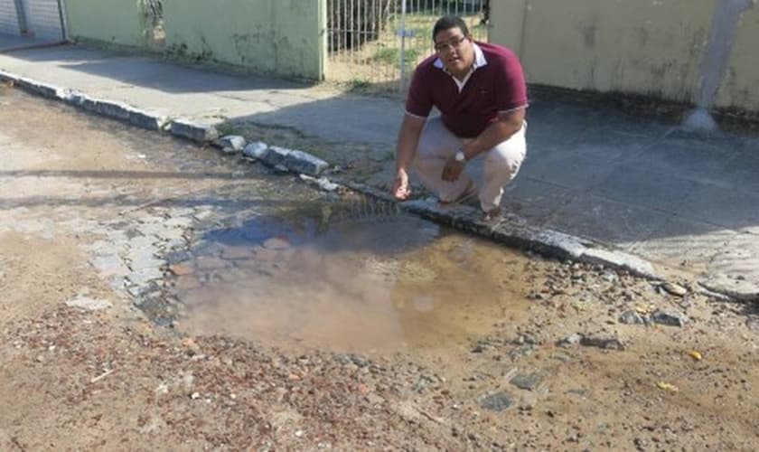 Benjamim Alves Barbosa Neto, 22 anos, estudante universitário, morador de Recife. Vive na Rua Roberto Silveira, onde há vazamento de água.