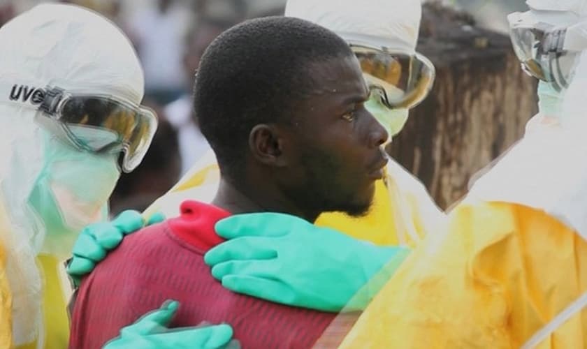 Funcionários da saúde cercam paciente que fugiu da quarentena de hospital na Libéria