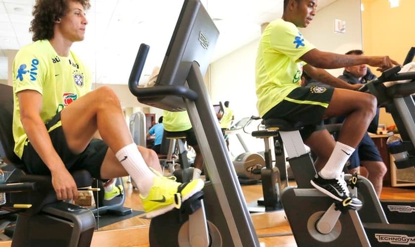 David Luiz e Robinho representam duas gerações da seleção brasileira