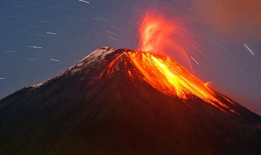 O vulcão em erupção neste domingo (31/8) no Equador