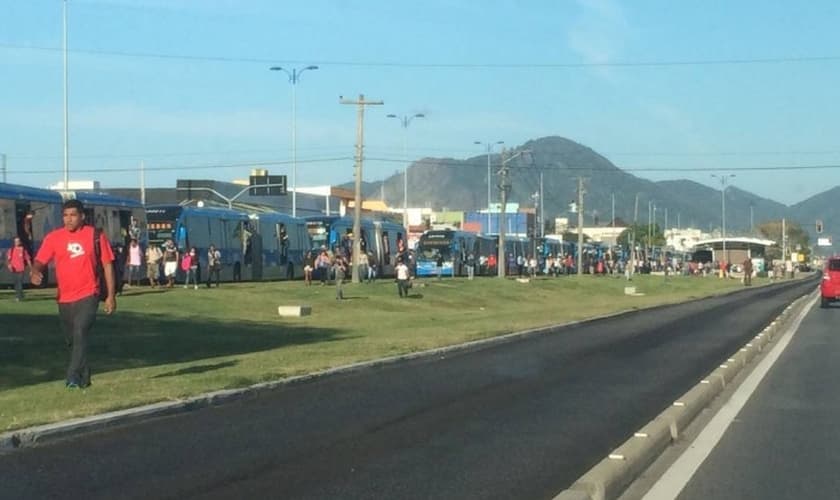 Trânsito completamente parado na Avenida das Américas e passageiros de ônibus precisam andar pela via expressa para fugir do trânsito