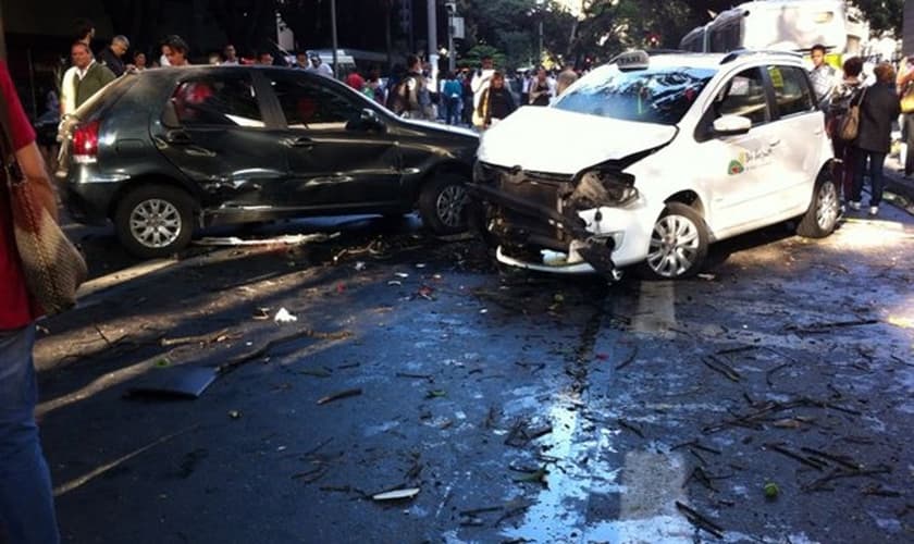 Carros ficaram muito amassados com a batida