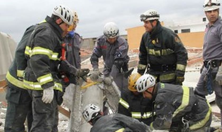 Bombeiros após desabamento em São Mateus