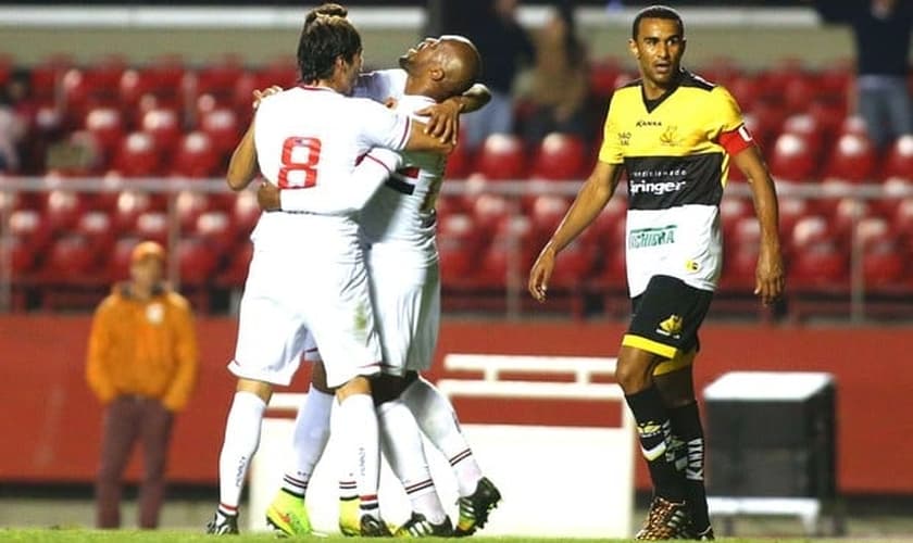 Gol contra, primeiro da vitória do São Paulo, é dado para Edson Silva