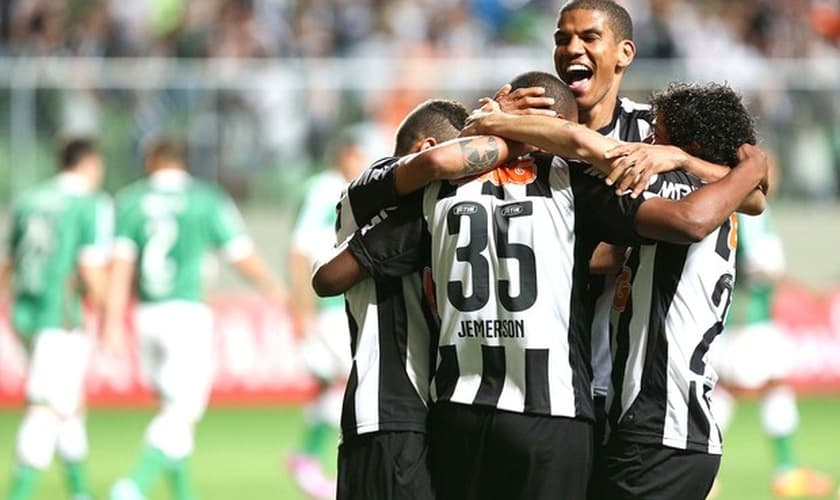 Gol de Jemerson abre o placar aos 12 minutos do primeiro tempo