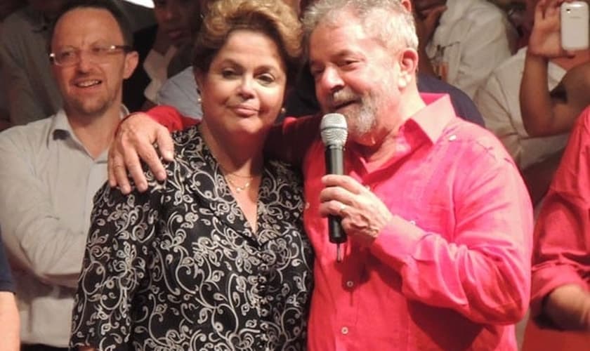 Lula com a presidente Dilma Rousseff durante comício no Recife