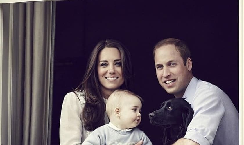 Kate, William, George e o cachorro Lupo posam no Kesington Palace, em março