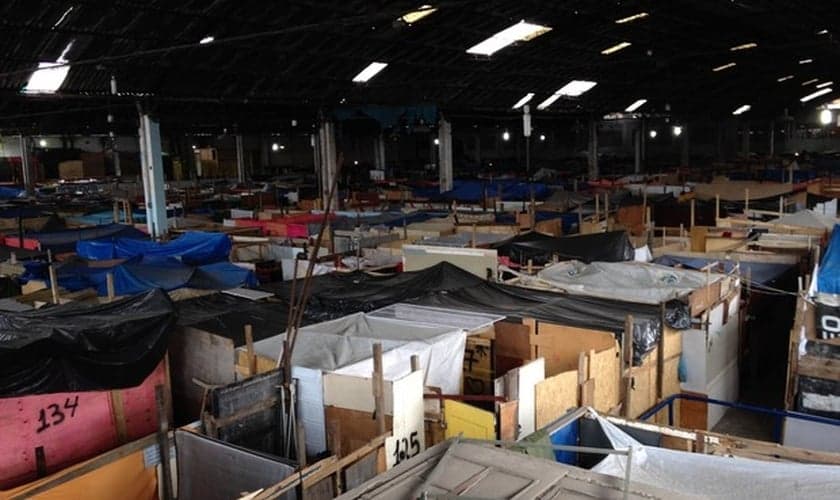 Galpão de antiga fábrica de tecidos está lotada de barracos desde março