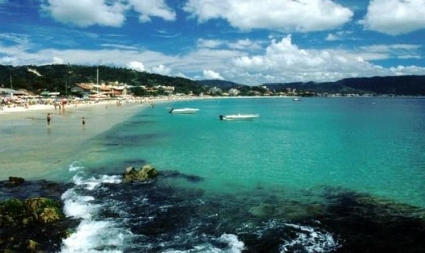 Vista de praia em Bombinhas (SC); em 15 de novembro, começa a valer cobrança de taxa para entrar na cidade