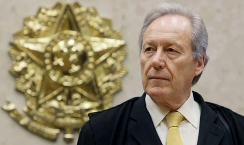 O ministro Ricardo Lewandowski preside sessão do STF