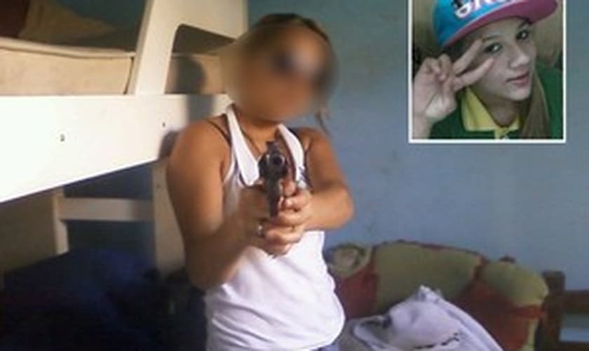 No detalhe, Joyce, flagrada em março deste ano exibindo arma nas redes sociais