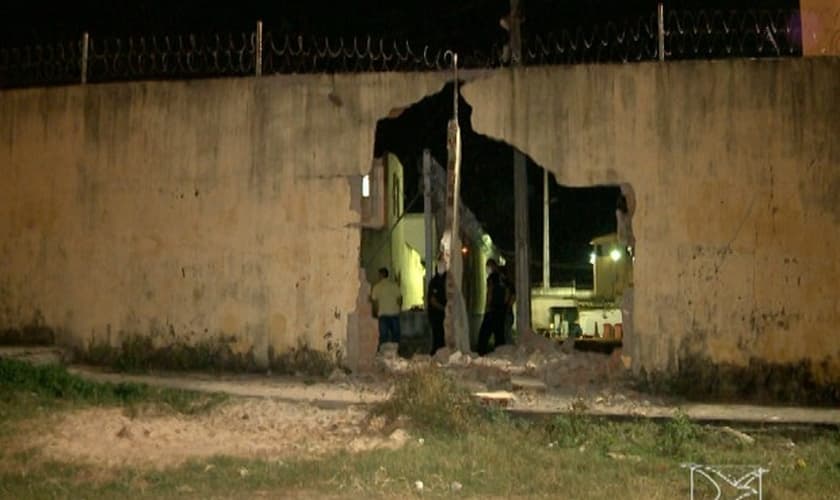 Buraco aberto por caminhão no CDP de Pedrinhas