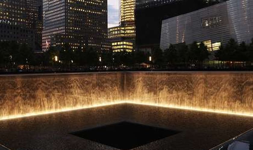 As quedas e o espelho dágua do memorial estão no local em que estavam as Torres Gêmeas e são uma opção de turismo para relembrar a tragédia