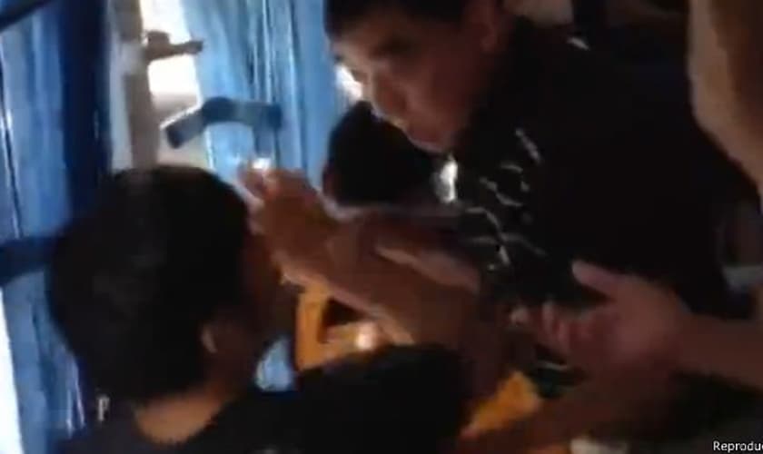 Por não aceitar ceder seu lugar a um idoso, jovem chinês acaba agredido em ônibus