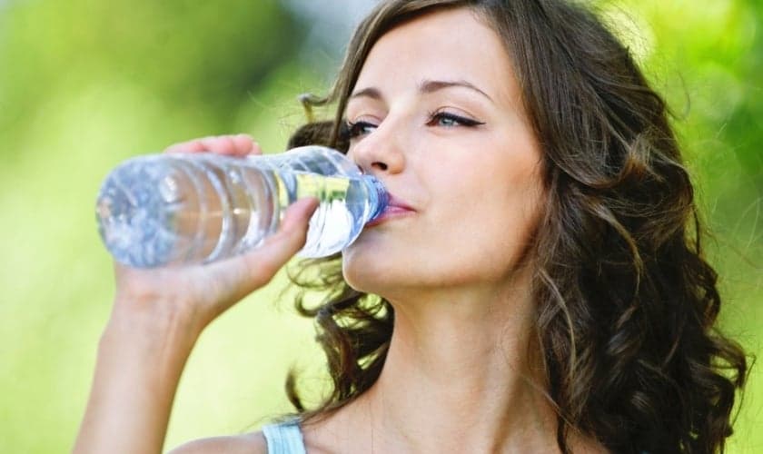 Na correria do dia a dia você anda esquecendo de beber água? Veja algumas dicas para você retomar o hábito. (Foto: Reprodução)