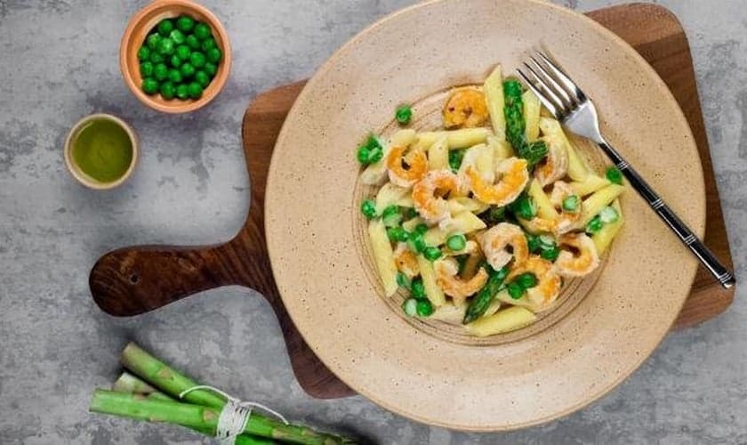 Macarrão com camarões e cream cheese