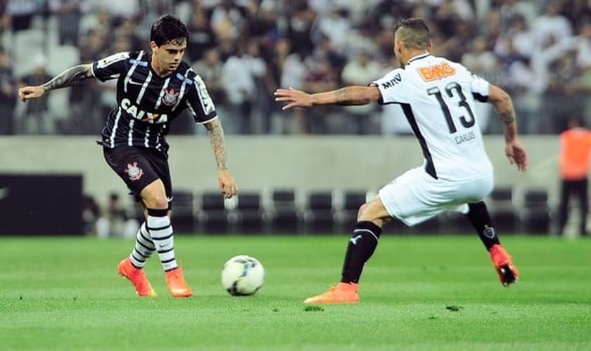 Fagner, do Corinthians, encara marcação de Carlos, do Atlético-MG
