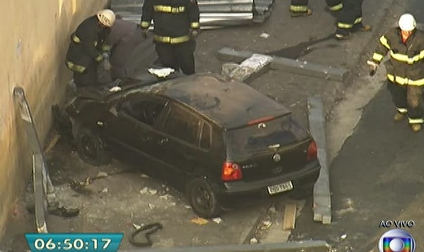 Carro atinge ponto de ônibus no Butantã na manhã desta segunda-feira (15)