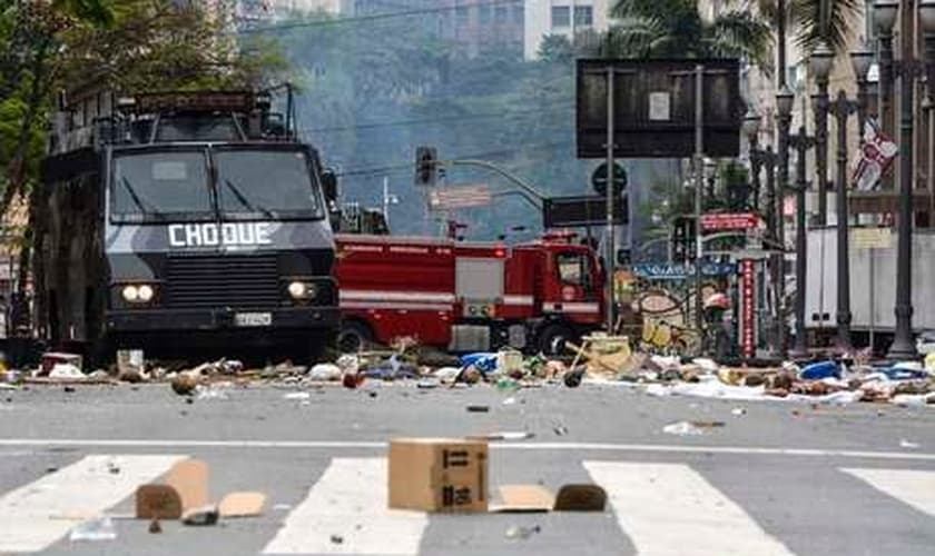 Caminhão blindado do Choque foi acionado para abrir caminho
