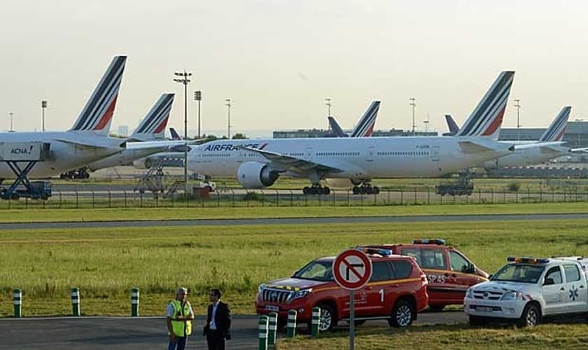 Aviões da companhia parados no Aeroporto de Roissy Charles de Gaulle. 