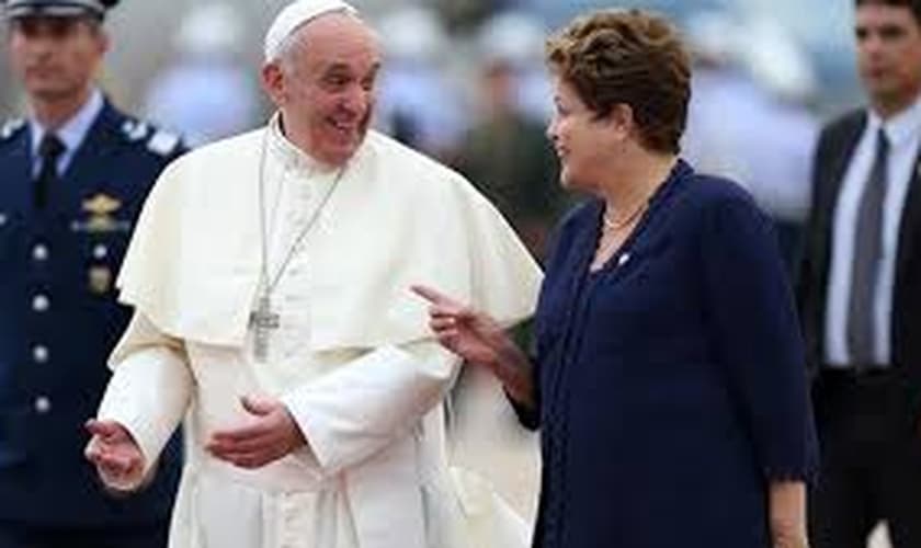 Dilma usa imagens com Papa Francisco em propaganda eleitoral