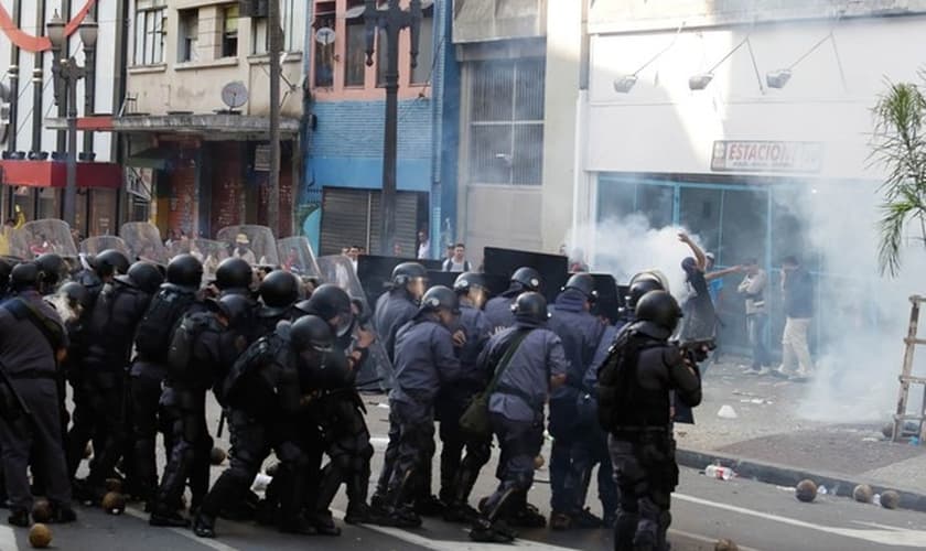 PM e sem-teto entram em confronto durante reintegração de posse em prédio localizado na Avenida São João, no Centro de São Paulo, ocupado por famílias que integram o movimento FLM