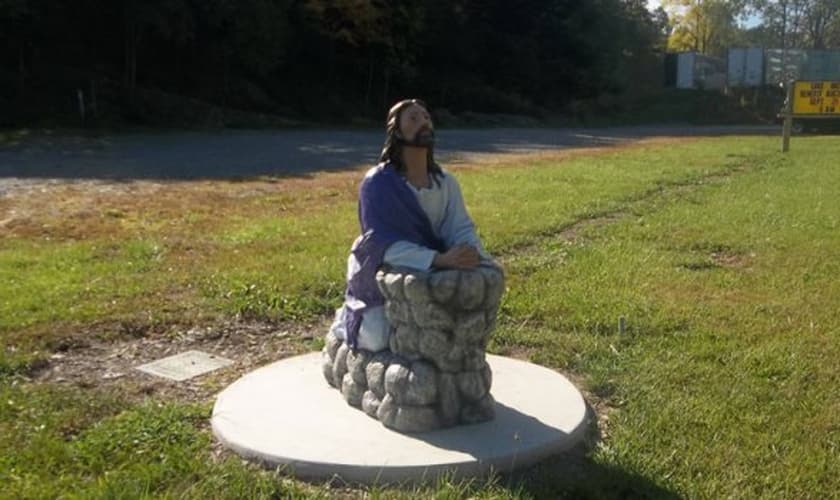 Adolescente é detido nos EUA por tirar foto obscena com estátua de Jesus