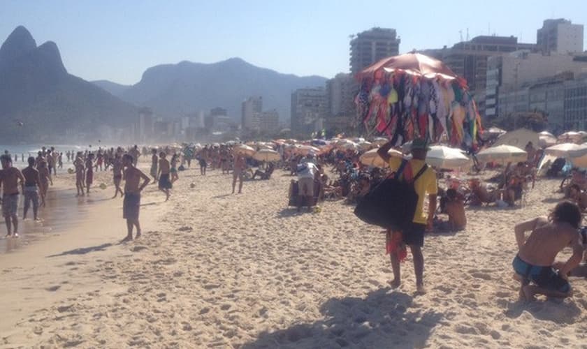 Praia de Ipanema, no Rio, ficou lotada em 25 de agosto por causa do calor