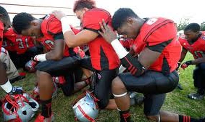 Treinador permite que atletas tenham momento de oração e é demitido, nos EUA