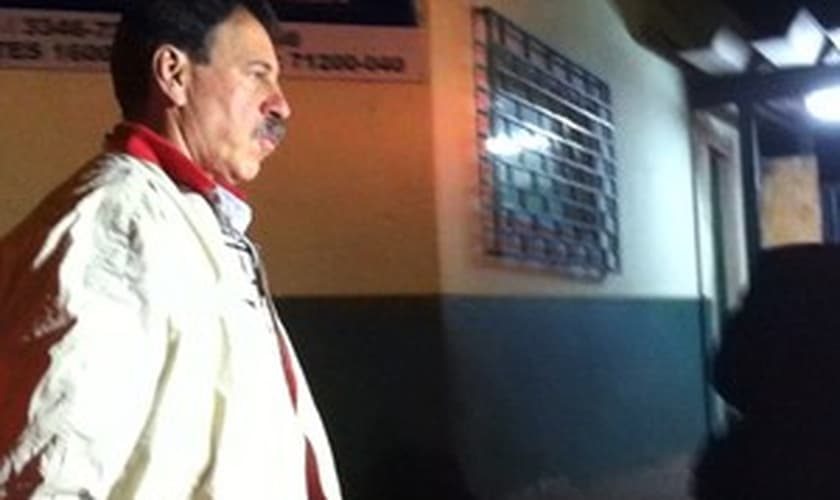 O ex-tesoureiro do PT Delúbio Soares ao chegar de volta ao Centro de Progressão Penitenciária, em Brasília, no primeiro dia de retomada do trabalho na sede da CUT