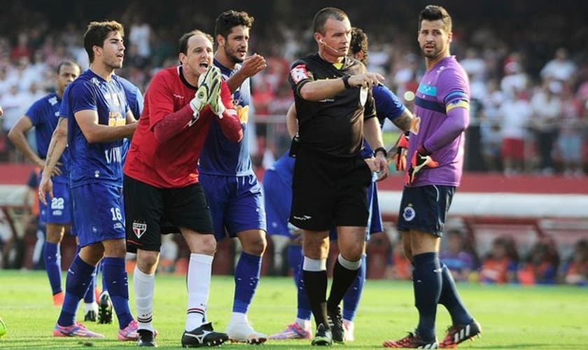 Rogério Ceni reclama com Vuaden no confronto com o Cruzeiro