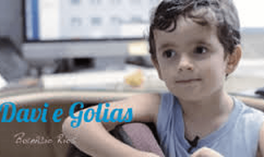 Criança conta histórias da Bíblia e emociona internautas; assista