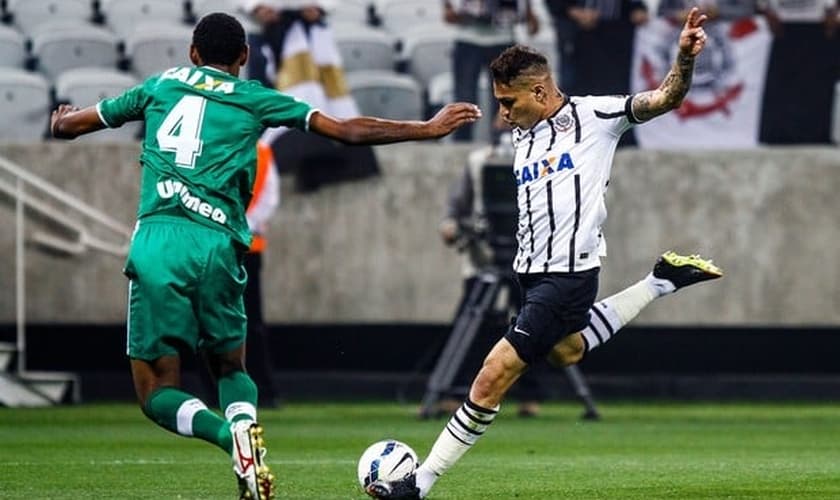 Guerrero tenta arremate, acompanhado pelo zagueiro Jaílton