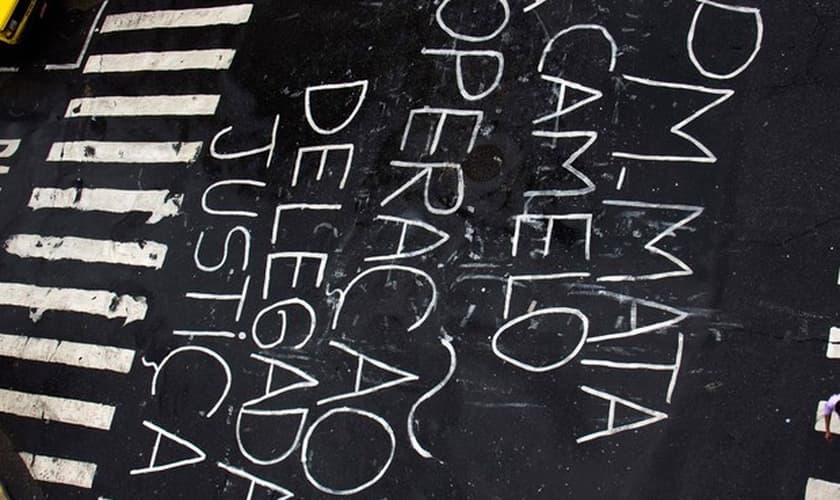 Frase de protesto é vista na Av. Doze de Outubro, na Lapa, após a morte de um camelô baleado na cabeça por um PM durante confusão devido a uma operação de fiscalização da Operação Delegada para apreender mercadoria ilegal, na tarde de quinta-feira (18)