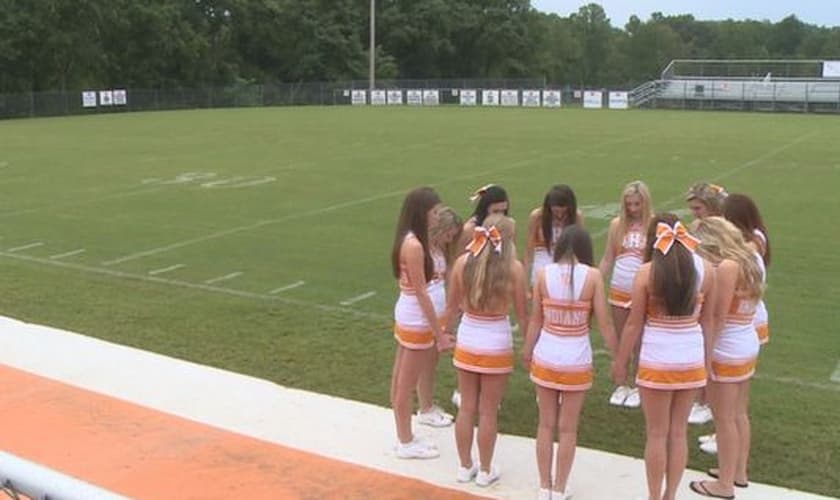 Apesar da proibição, líderes de torcida levam público a orar antes de jogo, nos EUA