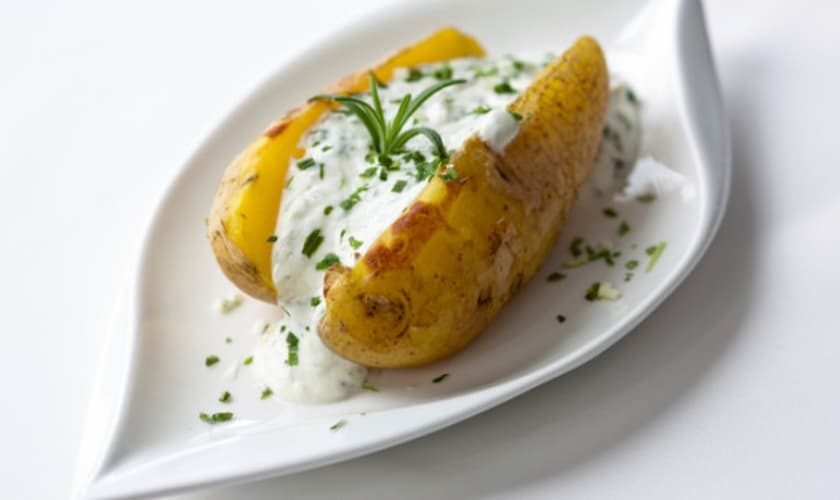 Batata assada com legumes e iogurte no micro-ondas