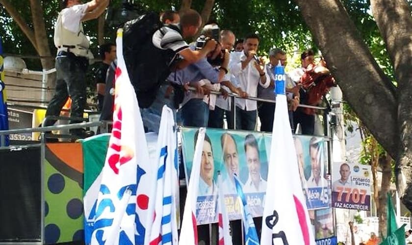 Aécio Neves (PSDB) discursou em cima de um carro de som durante agenda de campanha em Betim, na região metropolitana de Belo Horizonte