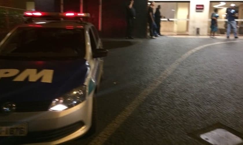 Polícia na porta do hotel do Palmeiras em Goiânia